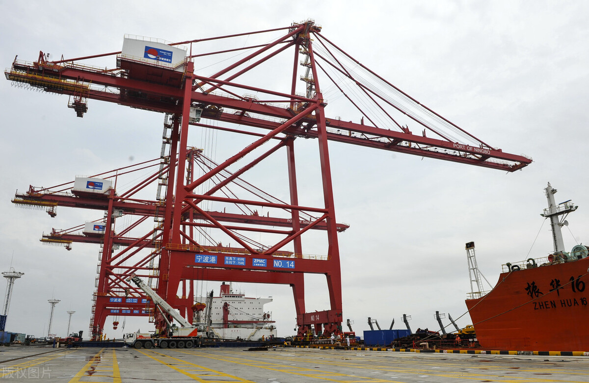 地中海航运公布跨太航线停航计划,赫伯罗特调整提箱安排计划